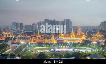 Wat Phra Kaeo, der Tempel des Smaragd-Buddha, Grand Palast in der Dämmerung in Bangkok, Thailand Stockfoto