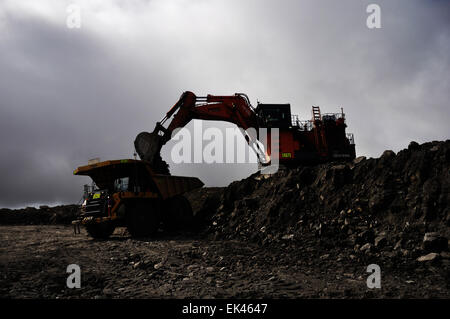 Ein 190 Tonnen Bagger lädt Rock aus einer Schicht von Abraum im Tagebau Kohlebergwerk am 31. August 2013 in der Nähe von Westport, Neuseeland Stockfoto