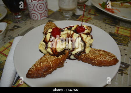 Gebratene Banane und Eis thai dessert Stockfoto