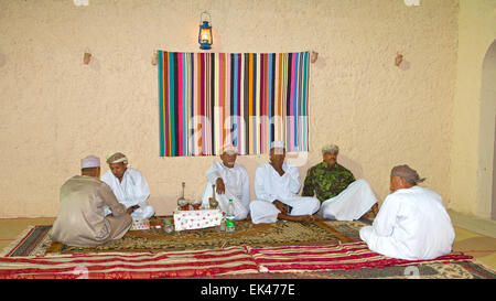 Omanische Männer, Entspannung und Geselligkeit in ihrer Majlis (traditioneller Treffpunkt) in Maskat, in das Sultanat Oman. Stockfoto