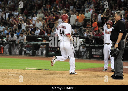 Phoenix, Arizona, USA. 6. April 2015. Arizona-Diamantmarkierungen erster Basisspieler Paul Goldschmidt (44) erhält einen Lauf vor Arizona-Diamantmarkierungen Center Fielder Ender Inciarte (5) gegen die San Francisco Giants während des MLB-Spiels im Chase Field in Phoenix, AZ. Joe Camporeale/Cal Sport Media/Alamy Live News Stockfoto