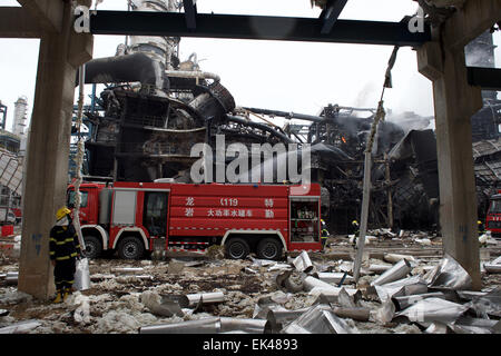 Gulei, Chinas Provinz Fujian. 7. April 2015. Ein Feuerwehr-LKW-Parks auf dem Gelände einer Chemiefabrik Explosion in Zhangzhou, Südost-China Fujian Provinz, 7. April 2015. Eine Xylol Anlage sickerte Öl und Feuer gefangen, was zu Explosionen und einem Brand drei nahe gelegenen Öllagertanks an Tenglong aromatischer Kohlenwasserstoffe (Zhangzhou) führte Co. Ltd. auf der Gulei Halbinsel in Zhangzhou City at 18:56 (1056GMT) am Montag. In der Anlage-Explosion wurden sechs Menschen verletzt. Bildnachweis: Jiang Kehong/Xinhua/Alamy Live-Nachrichten Stockfoto