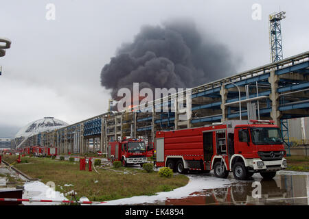 Gulei, Chinas Provinz Fujian. 7. April 2015. Feuerwehrleute versuchen, Feuer auf dem Gelände einer Chemiefabrik Explosion in Zhangzhou, Südost-China Fujian Provinz, 7. April 2015 zu löschen. Eine Xylol Anlage sickerte Öl und Feuer gefangen, was zu Explosionen und einem Brand drei nahe gelegenen Öllagertanks an Tenglong aromatischer Kohlenwasserstoffe (Zhangzhou) führte Co. Ltd. auf der Gulei Halbinsel in Zhangzhou City at 18:56 (1056GMT) am Montag. In der Anlage-Explosion wurden sechs Menschen verletzt. Bildnachweis: Jiang Kehong/Xinhua/Alamy Live-Nachrichten Stockfoto