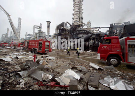 Gulei, Chinas Provinz Fujian. 7. April 2015. Feuerwehr LKW-Park auf dem Gelände einer Chemiefabrik Explosion in Zhangzhou, Südost-China Fujian Provinz, 7. April 2015. Eine Xylol Anlage sickerte Öl und Feuer gefangen, was zu Explosionen und einem Brand drei nahe gelegenen Öllagertanks an Tenglong aromatischer Kohlenwasserstoffe (Zhangzhou) führte Co. Ltd. auf der Gulei Halbinsel in Zhangzhou City at 18:56 (1056GMT) am Montag. In der Anlage-Explosion wurden sechs Menschen verletzt. Bildnachweis: Jiang Kehong/Xinhua/Alamy Live-Nachrichten Stockfoto