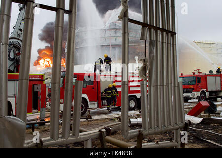 Gulei, Chinas Provinz Fujian. 7. April 2015. Feuerwehrleute versuchen, Feuer auf dem Gelände einer Chemiefabrik Explosion in Zhangzhou, Südost-China Fujian Provinz, 7. April 2015 zu löschen. Eine Xylol Anlage sickerte Öl und Feuer gefangen, was zu Explosionen und einem Brand drei nahe gelegenen Öllagertanks an Tenglong aromatischer Kohlenwasserstoffe (Zhangzhou) führte Co. Ltd. auf der Gulei Halbinsel in Zhangzhou City at 18:56 (1056GMT) am Montag. In der Anlage-Explosion wurden sechs Menschen verletzt. Bildnachweis: Jiang Kehong/Xinhua/Alamy Live-Nachrichten Stockfoto