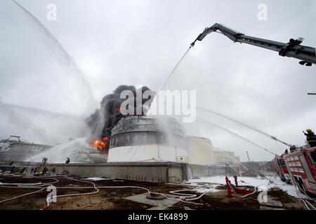 Gulei, Chinas Provinz Fujian. 7. April 2015. Feuerwehrleute versuchen, Feuer auf dem Gelände einer Chemiefabrik Explosion in Zhangzhou, Südost-China Fujian Provinz, 7. April 2015 zu löschen. Eine Xylol Anlage sickerte Öl und Feuer gefangen, was zu Explosionen und einem Brand drei nahe gelegenen Öllagertanks an Tenglong aromatischer Kohlenwasserstoffe (Zhangzhou) führte Co. Ltd. auf der Gulei Halbinsel in Zhangzhou City at 18:56 (1056GMT) am Montag. In der Anlage-Explosion wurden sechs Menschen verletzt. Bildnachweis: Jiang Kehong/Xinhua/Alamy Live-Nachrichten Stockfoto