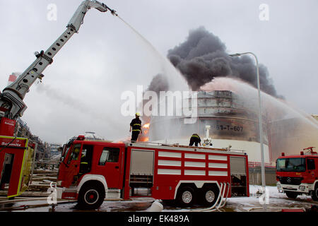 Gulei, Chinas Provinz Fujian. 7. April 2015. Feuerwehrleute versuchen, Feuer auf dem Gelände einer Chemiefabrik Explosion in Zhangzhou, Südost-China Fujian Provinz, 7. April 2015 zu löschen. Eine Xylol Anlage sickerte Öl und Feuer gefangen, was zu Explosionen und einem Brand drei nahe gelegenen Öllagertanks an Tenglong aromatischer Kohlenwasserstoffe (Zhangzhou) führte Co. Ltd. auf der Gulei Halbinsel in Zhangzhou City at 18:56 (1056GMT) am Montag. In der Anlage-Explosion wurden sechs Menschen verletzt. Bildnachweis: Jiang Kehong/Xinhua/Alamy Live-Nachrichten Stockfoto