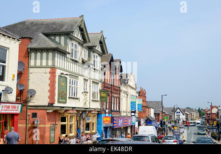 Hauptstraße von eine typisch geschäftige englische Stadt, im Sommer; kleine Stadt England; VEREINIGTES KÖNIGREICH; Britischen Kleinstadt; Zentrum der Stadt; Stadtbild Stockfoto