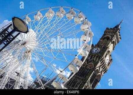 Bradford Eye, Big Wheel an einem sonnigen Tag. mit dem Rathaus im Hintergrund Stockfoto