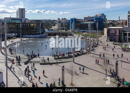 Bradford Eye, Big Wheel an einem sonnigen Tag. Blick auf den Spiegel-Pool im Centenary Square, Stadtpark Stockfoto