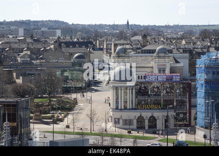 Bradford Eye, Big Wheel an einem sonnigen Tag. hohen Blick in Richtung Alhambra Theater mit Jersey Boys Zeichen. Stockfoto
