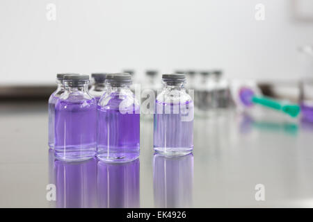 Flaschen mit Flüssigkeiten in einem Lab-Labor Stockfoto