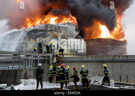 Gulei, Chinas Provinz Fujian. 7. April 2015. Feuerwehrleute versuchen, Feuer auf dem Gelände einer Chemiefabrik Explosion in Zhangzhou, Südost-China Fujian Provinz, 7. April 2015 zu löschen. Eine Xylol Anlage sickerte Öl und Feuer gefangen, was zu Explosionen und einem Brand drei nahe gelegenen Öllagertanks an Tenglong aromatischer Kohlenwasserstoffe (Zhangzhou) führte Co. Ltd. auf der Gulei Halbinsel in Zhangzhou City at 18:56 (1056GMT) am Montag. In der Anlage-Explosion wurden sechs Menschen verletzt. Bildnachweis: Jiang Kehong/Xinhua/Alamy Live-Nachrichten Stockfoto