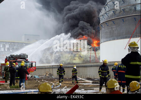 Gulei, Chinas Provinz Fujian. 7. April 2015. Feuerwehrleute versuchen, Feuer auf dem Gelände einer Chemiefabrik Explosion in Zhangzhou, Südost-China Fujian Provinz, 7. April 2015 zu löschen. Eine Xylol Anlage sickerte Öl und Feuer gefangen, was zu Explosionen und einem Brand drei nahe gelegenen Öllagertanks an Tenglong aromatischer Kohlenwasserstoffe (Zhangzhou) führte Co. Ltd. auf der Gulei Halbinsel in Zhangzhou City at 18:56 (1056GMT) am Montag. In der Anlage-Explosion wurden sechs Menschen verletzt. Bildnachweis: Jiang Kehong/Xinhua/Alamy Live-Nachrichten Stockfoto