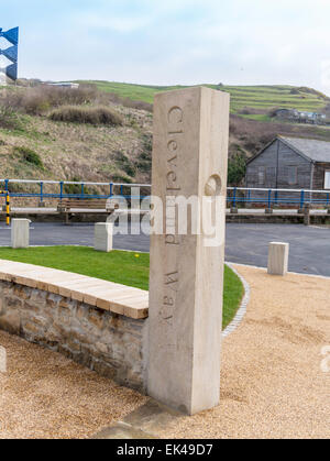 Ein neuen Stein Marker post an Skinningrove auf dem Cleveland Way Langstrecken-Wanderweg Stockfoto