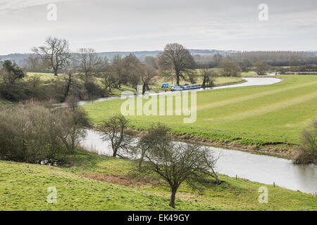 Blick vom Hügel an Fotheringham, England, des Flusses Nene eingespeisten Wassergraben rund um die Burg auf dem Hügel (Motte), das war Stockfoto