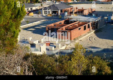 Neue Häuser am Rande des Buschland in den Vororten von Perth, Western Australia. Stockfoto