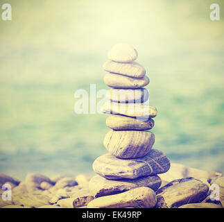 Retro-gefilterte Haufen von Steinen, Zen Spa Konzept Hintergrund. Stockfoto