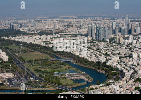 Aerial Photography von Tel Aviv, Israel Yarkon River und Park im Zentrum Stockfoto