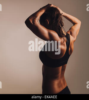 Heckansicht des jungen Frau Bodybuilder, muskulösen Körper. Fitness Frauen zeigen muskulösen Rücken. Stockfoto