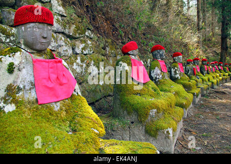 Alten bemoosten Stein Statuen von Jizo in Nikko, Japan Stockfoto