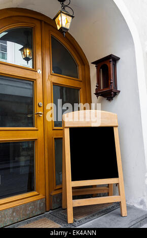 Bild von Holzbrett für Speisekarte Restaurant Außentüren. Board ist leer, bereit, jeden beliebigen text Stockfoto