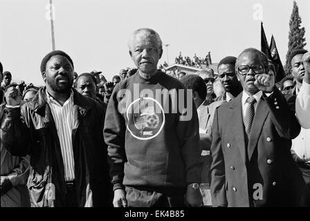 Cyril Ramaphosa, Nelson Mandela und Oliver Tambo marschieren durch Soweto, das neu errichtete Denkmal für Hector Pieterson und all die anderen jungen Helden und Heldinnen, die ihr Leben im Kampf für Freiheit, Demokratie und Frieden niedergelegt. unseres Kampfes 16 Juni 1992.Hector sagte Petersen war der erste Mensch am 16. Juni 1976 sterben gewesen zu sein und mehr als 600 Menschen in gewaltsamen Auseinandersetzungen mit der Polizei seit diesem Tag getötet. Trotzt seiner Organisation Anruf aus der Massenaktion Kampagne fordert, führte Herr Mandela auch einen Marsch von etwa 2000 Anhängern durch Soweto zu der Gedenkstätte in das Regi Stockfoto