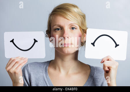 Porträt einer Frau mit glückliche und unglückliche Umfrage Moodboard Stockfoto