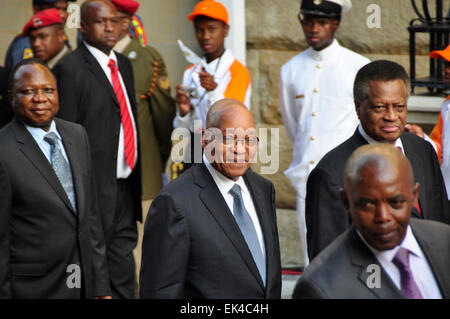 Präsident Jacob Zuma, President of South Africa (Mitte) und Max Vuyesile Sisulu, Lautsprecher von der National Assembly of South Africa (rechts) bei der Eröffnung des Parlaments, Kapstadt, 14.02.2013 © Fotografin Sue Kramer Stockfoto