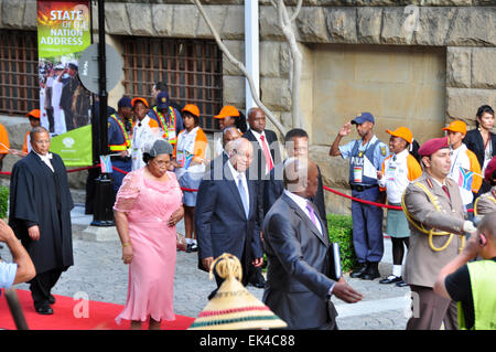 Präsident Jacob Zuma, Präsident von Südafrika bei der Eröffnung des Parlaments, Kapstadt, 14.02.2013 © Fotografin Sue Kramer Sizakele Khumalo (in rosa) einer Zumas Frauen. Stockfoto