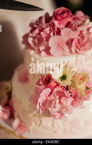 Hochzeitstorte mit rosa Rosen Stockfoto
