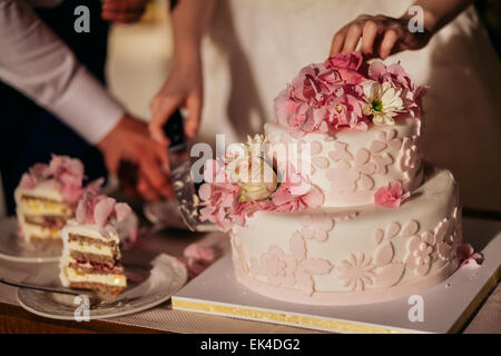 Hochzeitstorte mit rosa Rosen Stockfoto