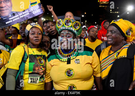 ein Anhänger der Anc Mama Freude - Anc statt seiner Feier, Party, seine Virtory als der siegreiche Pary bei der Bundestagswahl 2014 feiern, das stattgefunden hat. die Veranstaltung fand in Johannesburg Cbd. in Attendeance wurden alle Unterstützer der Partei Stockfoto