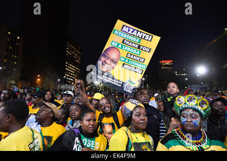 Befürworter halten ein Plakat von Präsident Jacob Zuma, statt der Anc ihre Feier, Party, seine Virtory als der siegreiche Pary bei der Bundestagswahl 2014 feiern, das stattgefunden hat. die Veranstaltung fand in Johannesburg Cbd. in Attendeance wurden alle Unterstützer der Partei Stockfoto