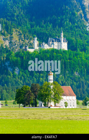 Wahrzeichen Schloss Neuschwanstein und Wallfahrt Kirche St. Coloman in Bayern, Deutschland Stockfoto