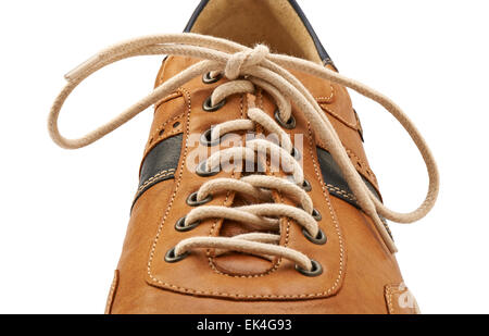 Schnürsenkel in enger, und braune Schuh isoliert auf weiss Stockfoto