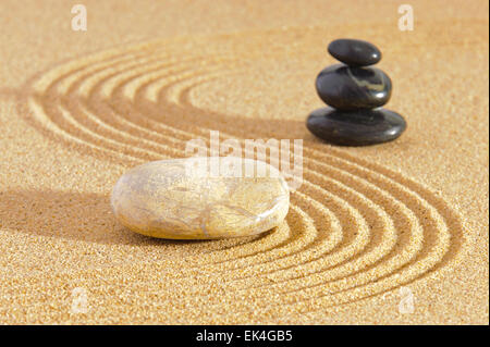 Japanischer Zen-Garten mit FengShui im Sand mit Steinen Stockfoto