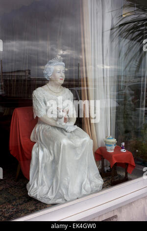 Ein Mannequin von Queen Elizabeth erscheint in einem Fenster des Hotels an der Küste von Weston-super-Mare, North Somerset. Stockfoto