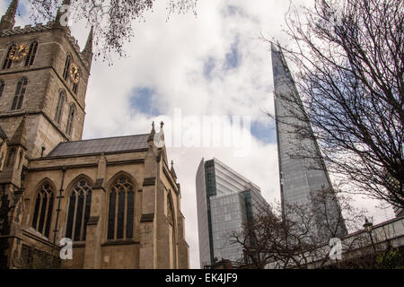 Blick auf die Scherbe von Southwark Kathedrale in London, England Stockfoto