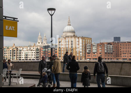 Blick auf St. Pauls Kathedrale und andere Gebäude von der South Bank, London, England Stockfoto