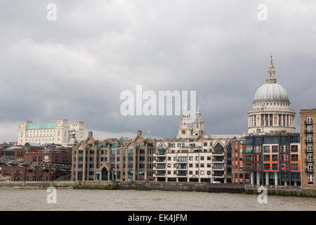 Blick auf St. Pauls Kathedrale und andere Gebäude von der South Bank, London, England Stockfoto