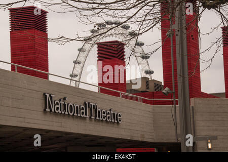 Blick auf das London Eye und die temporäre rot gekleidete "Schuppen" & original National Theater Stockfoto