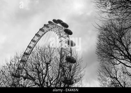 Nach oben auf das London Eye an einem bewölkten Tag in schwarz & weiß Stockfoto