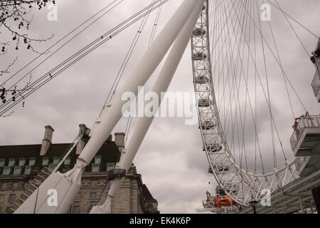 Blick auf das London Eye zeigt die tragenden Struktur und Beifahrer Kapseln Stockfoto