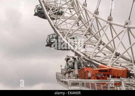 Nahaufnahme von einigen der Passagier Kapseln mit dem London Eye an einem grauen Tag Stockfoto