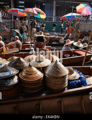 Thailand, Bangkok: 14. März 2007 - Touristen auf dem schwimmenden Markt - EDITORIAL Stockfoto