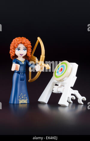 Tambow, Russische Föderation-30. April 2014 Merida Minifigur mit Bogen und Ziel von LEGO Marke Disney Princess. Stockfoto