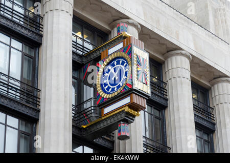 Art-Déco-Uhr und Spalten auf Peterborough Gericht, Fleet Street, London, UK. FORMET Daily Telegraph und Goldman Sachs Büros Stockfoto