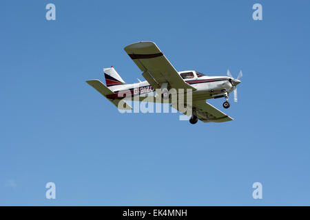 Piper PA28 Cherokee Arrow II (G-BIZO) Stockfoto
