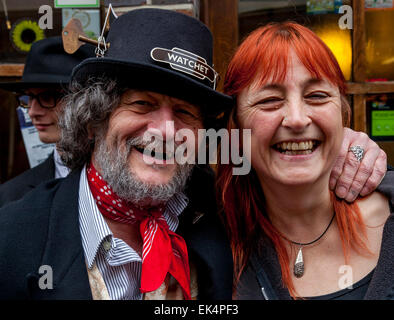 Morris Tänzerin Kostüm posiert für ein Foto, High Street, Lewes, Sussex, UK Stockfoto